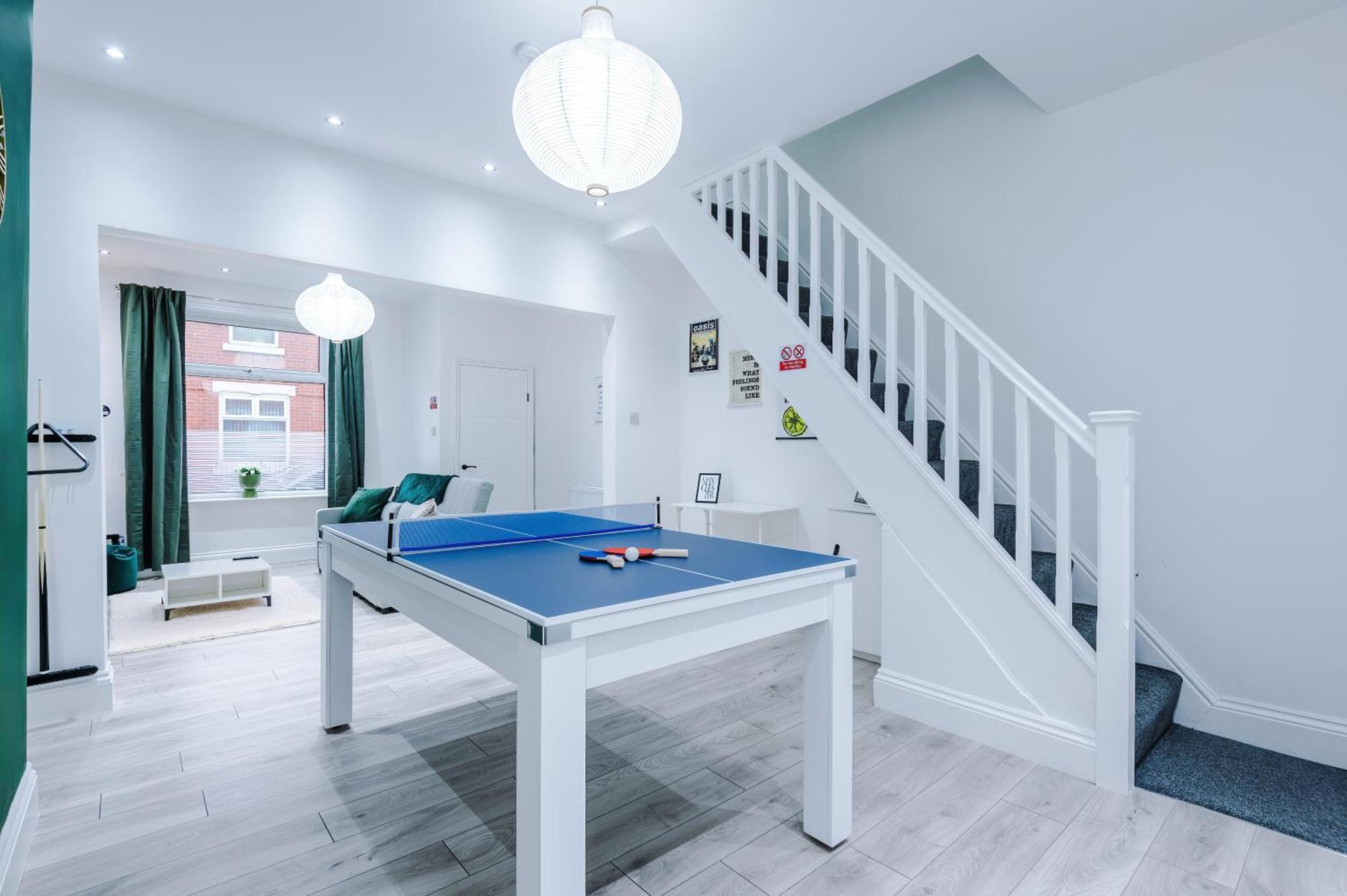 Sleeps 6, Pool Table, Free Parking, Perfect For Groups, Long Term Disc Appartamento